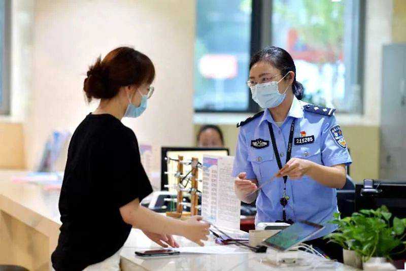 加拿大移民申请递交到哪{加拿大又狂撒枫叶卡！5月6日起狂送9万个移民名额！