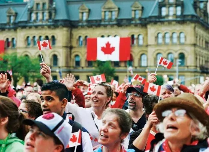 移民加拿大步骤{加拿大扩大低收入人群福利:320万人从中受益!}